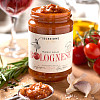 Ragù Bolognese, le coeur rouge des pâtes italiennes ! Mijotée à petit feu, cette sauce est à base de viande de boeuf, de tomates et de carottes. Harmonieusement épicée et intense : elle est unique en son genre ! Une arme secrète à conserver dans vos réserves.