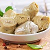 De tendres cœurs d'artichauts marinés dans un mélange d'huile d'olive et de tournesol agrémentés de basilic et de persil frais. En antipasti délicieux ou encore comme ingrédient pour une salade.