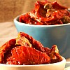 Mûries sous le soleil du sud, ces tomates rouge vif sont délicatement séchées à l'air libre et mises à mariner dans un délicieux mélange d'huile d'olives et de tournesol. Les câpres aromatiques, accompagnés d'ail et de basilic font de cette création un succulent antipasto.