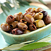 Aussi petites que soient les olives Taggiasca, leur arôme épicé est concentré. Après la récolte, ces olives premium vertes et brunes sont dénoyautées, mûries en saumure, puis mises en bocaux avec une fine huile d'olive.