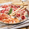 Trois spécialités charcutières de l'Emilie-Romagne rassemblées en un trio aromatique : de fines tranches de prosciutto crudo, du culatello fondant et de la coppa séchée pour un véritable régal.