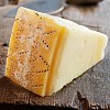 Ce Grana Padano frais est affiné pendant dix mois. Il doit sa couleur jaune or au savoureux lait cru de la région verdoyante de la plaine du Pô. Un fromage au goût harmonieux et doux qui rappelle l'onctuosité du beurre et du lait.
