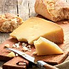 Ce fromage au goût corsé et agréablement épicé est une spécialité à base de pur lait de brebis sarde. Le sardo maturo authentique a un temps d'affinage de 5 mois. Ce tendre, crémeux et très aromatique pecorino à la couleur jaune paille fondra tout simplement  dans votre bouche!