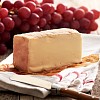 Déjà Cicéron appréciait ce tendre et crémeux fromage au lait de vache des vallées de Bergame. Sa croute rouge-orangée ondulée permet de maintenir le goût typique et puissant qui rend ce fromage si apprécié. 