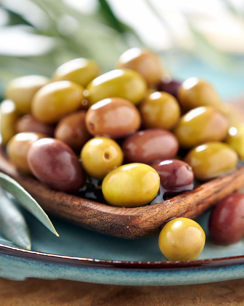 Olives Taggiasca en saumure Taggiasca-Oliven in Salzlake – ansprechend in Szene gesetzt