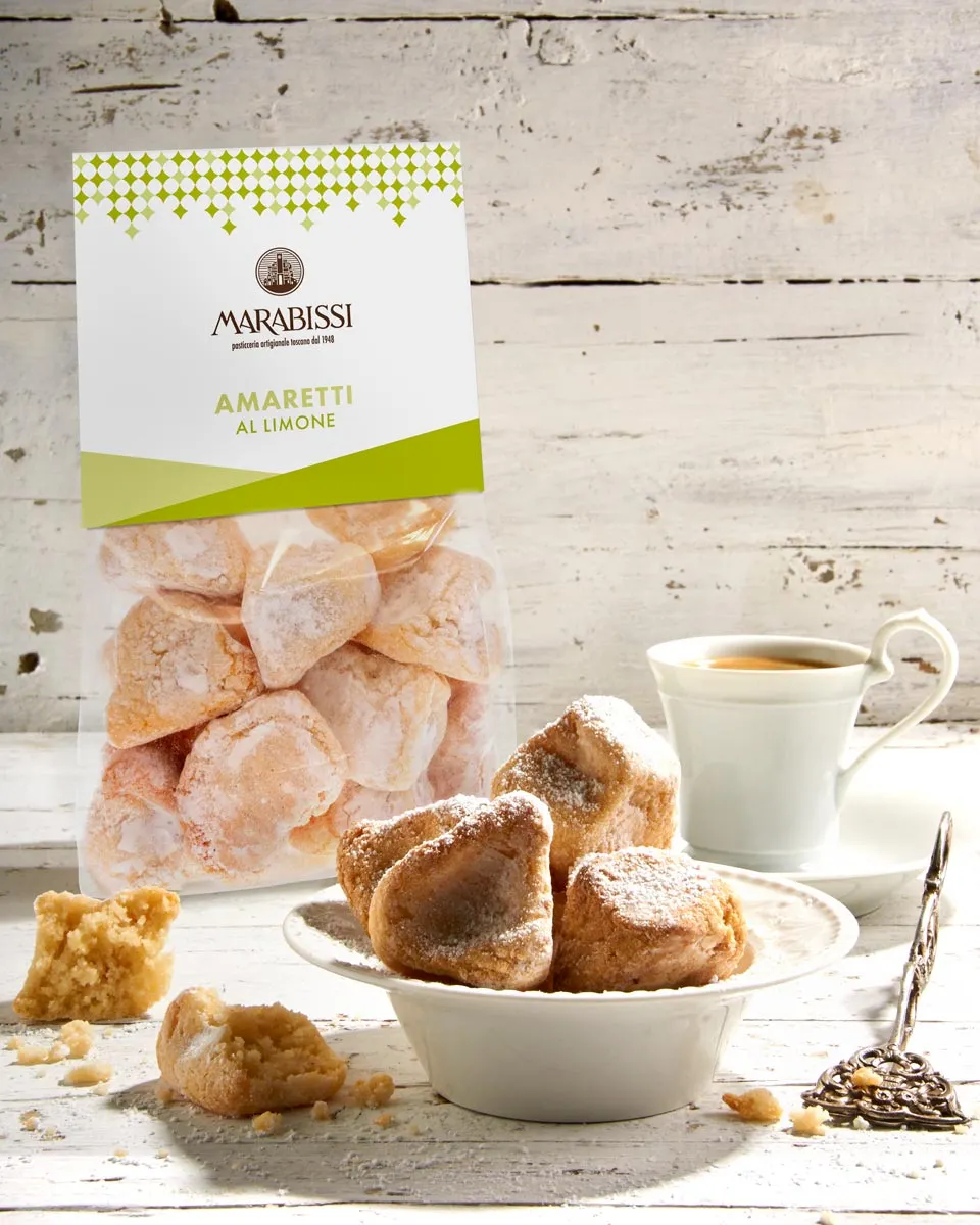 Amaretti morbidi al limone – mit passenden Accessoires arrangiert