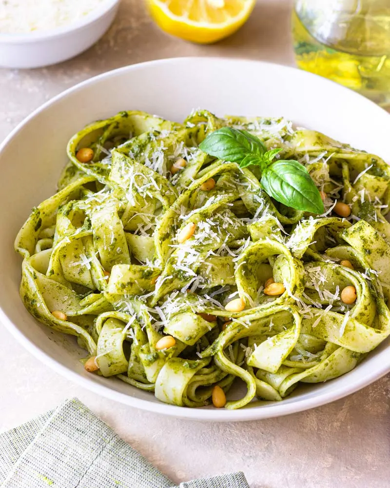 Tagliatelle - Premiumpasta mit Ei – mit passenden Accessoires arrangiert