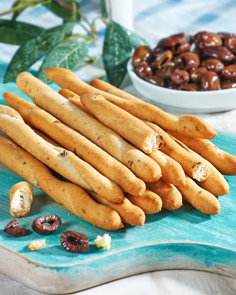 Grissini aux olives Grissini mit Oliven – ansprechend in Szene gesetzt