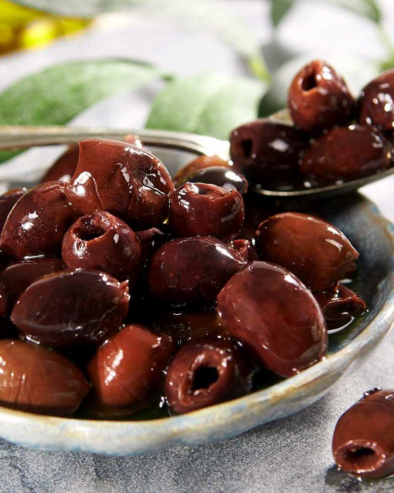 Olives noires dénoyautées dans de l'huile