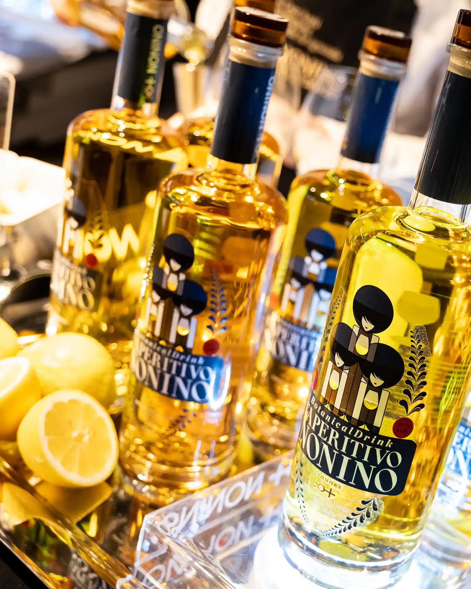 L'Aperitivo Nonino Botanical Drink – mit passenden Accessoires arrangiert