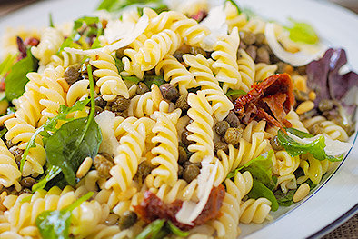 Pasta-Salat mit getrockneten Tomaten und Rucola Pasta-Salat mit getrockneten Tomaten und Rucola